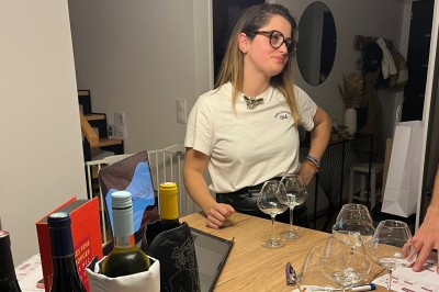 1. Dégustation de vin avec des verres et une roue des arômes sur une table en bois. 2. Verre de vin blanc tenu devant des…
