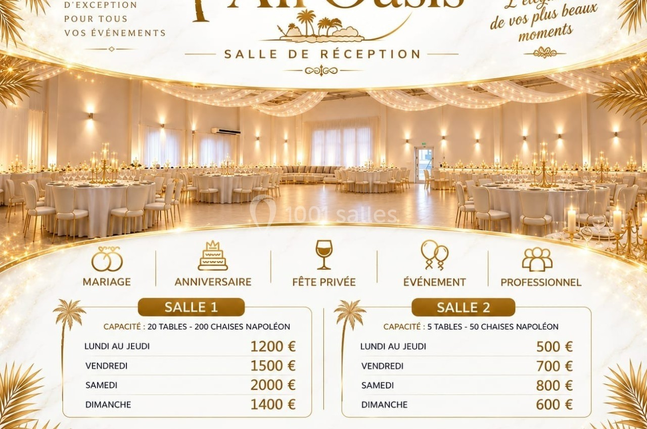 Vue intérieure d'une salle de réception élégante avec tables rondes, chaises dorées et décoration lumineuse.