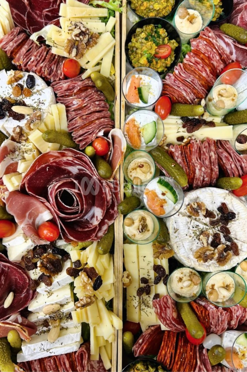 Plateau apéritif vu de dessus avec charcuteries, fromages, cornichons, tomates cerises, verrines et coupelles de crudités et de rillettes ou tapenade. Wait, I must check length: count characters roughly. "Plateau apéritif vu de dessus avec charcuteries