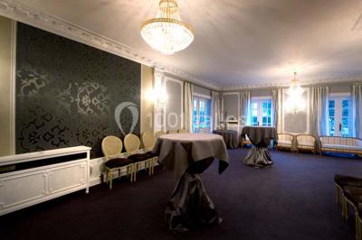 Fleurs blanches posées sur une table en bois, avec un fond flou de lumières et de décorations.