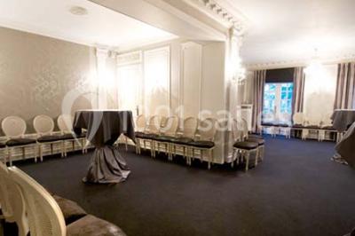 Fleurs blanches posées sur une table en bois, avec un fond flou de lumières et de décorations.