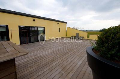 Miniature Location salle Thuin (Hainaut) - Le Prestige #10 Vue d'une maison moderne avec piscine, statue décorative au premier plan et ciel dégagé en arrière-plan.