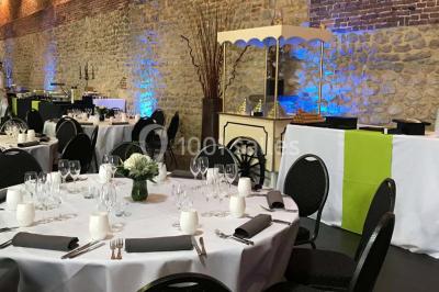 Miniature Location salle Pont-à-Celles (Hainaut) - La Ferme du Grand Marcha #12 Groupe de personnes discutant dans un jardin sous des parasols, avec des tables hautes recouvertes de nappes noires.