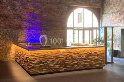 Miniature Location salle Pont-à-Celles (Hainaut) - La Ferme du Grand Marcha #7 Groupe de personnes discutant dans un jardin sous des parasols, avec des tables hautes recouvertes de nappes noires.