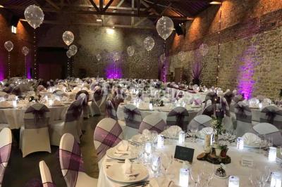 Miniature Location salle Pont-à-Celles (Hainaut) - La Ferme du Grand Marcha #4 Groupe de personnes discutant dans un jardin sous des parasols, avec des tables hautes recouvertes de nappes noires.
