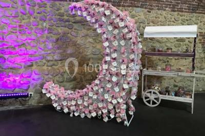 Miniature Location salle Pont-à-Celles (Hainaut) - La Ferme du Grand Marcha #8 Groupe de personnes discutant dans un jardin sous des parasols, avec des tables hautes recouvertes de nappes noires.
