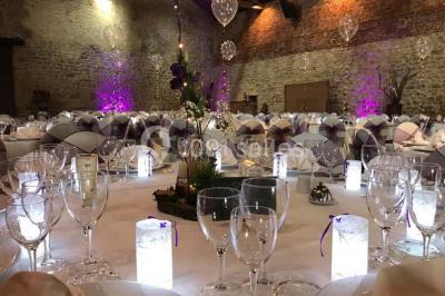 Miniature Location salle Pont-à-Celles (Hainaut) - La Ferme du Grand Marcha #5 Groupe de personnes discutant dans un jardin sous des parasols, avec des tables hautes recouvertes de nappes noires.