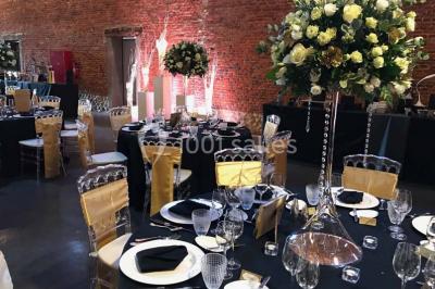 Miniature Location salle Pont-à-Celles (Hainaut) - La Ferme du Grand Marcha #9 Groupe de personnes discutant dans un jardin sous des parasols, avec des tables hautes recouvertes de nappes noires.