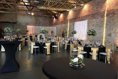 Miniature Location salle Pont-à-Celles (Hainaut) - La Ferme du Grand Marcha #2 Groupe de personnes discutant dans un jardin sous des parasols, avec des tables hautes recouvertes de nappes noires.