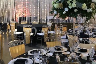 Miniature Location salle Pont-à-Celles (Hainaut) - La Ferme du Grand Marcha #11 Groupe de personnes discutant dans un jardin sous des parasols, avec des tables hautes recouvertes de nappes noires.