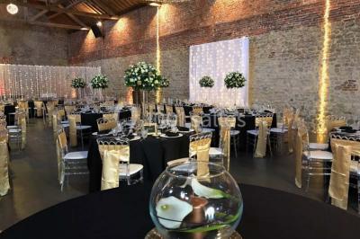 Miniature Location salle Pont-à-Celles (Hainaut) - La Ferme du Grand Marcha #3 Groupe de personnes discutant dans un jardin sous des parasols, avec des tables hautes recouvertes de nappes noires.
