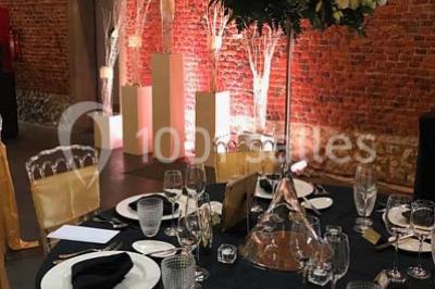 Miniature Location salle Pont-à-Celles (Hainaut) - La Ferme du Grand Marcha #10 Groupe de personnes discutant dans un jardin sous des parasols, avec des tables hautes recouvertes de nappes noires.