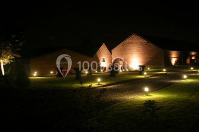 Miniature Location salle Pont-à-Celles (Hainaut) - La Ferme du Grand Marcha #6 Groupe de personnes discutant dans un jardin sous des parasols, avec des tables hautes recouvertes de nappes noires.