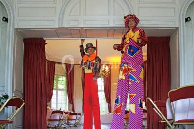 Miniature Location salle Garancières (Yvelines) - Château du Breuil #13 Un parc de nuit avec des arbres sombres, une structure lumineuse orange et des chemins faiblement éclairés.