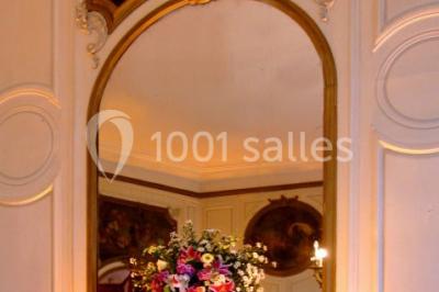 Miniature Location salle Garancières (Yvelines) - Château du Breuil #16 Un parc de nuit avec des arbres sombres, une structure lumineuse orange et des chemins faiblement éclairés.