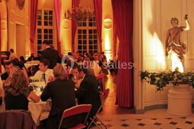 Miniature Location salle Garancières (Yvelines) - Château du Breuil #18 Un parc de nuit avec des arbres sombres, une structure lumineuse orange et des chemins faiblement éclairés.