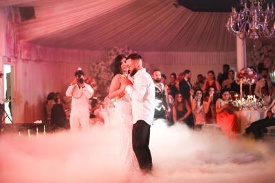 Miniature Location salle Le Coudray-Montceaux (Essonne) - Le Yacht Club du Coudray-Montceaux #19 Un photographe capture une cérémonie sous une pergola décorée de fleurs blanches, entourée de verdure et de rochers.