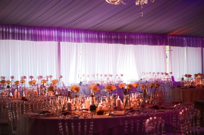 Miniature Location salle Le Coudray-Montceaux (Essonne) - Le Yacht Club du Coudray-Montceaux #15 Un photographe capture une cérémonie sous une pergola décorée de fleurs blanches, entourée de verdure et de rochers.