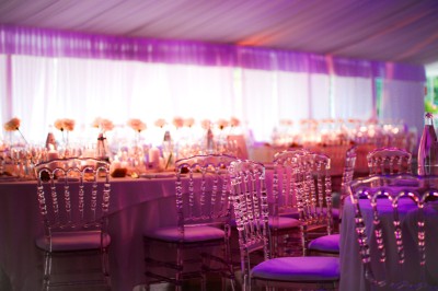 Miniature Location salle Le Coudray-Montceaux (Essonne) - Le Yacht Club du Coudray-Montceaux #22 Un photographe capture une cérémonie sous une pergola décorée de fleurs blanches, entourée de verdure et de rochers.