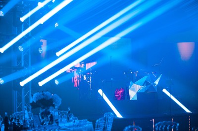 Miniature Location salle Le Coudray-Montceaux (Essonne) - Le Yacht Club du Coudray-Montceaux #24 Un photographe capture une cérémonie sous une pergola décorée de fleurs blanches, entourée de verdure et de rochers.