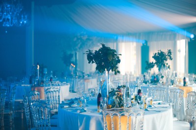 Miniature Location salle Le Coudray-Montceaux (Essonne) - Le Yacht Club du Coudray-Montceaux #14 Un photographe capture une cérémonie sous une pergola décorée de fleurs blanches, entourée de verdure et de rochers.
