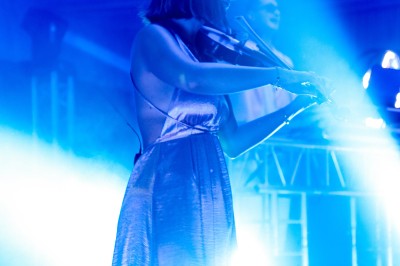 Miniature Location salle Le Coudray-Montceaux (Essonne) - Le Yacht Club du Coudray-Montceaux #27 Un photographe capture une cérémonie sous une pergola décorée de fleurs blanches, entourée de verdure et de rochers.