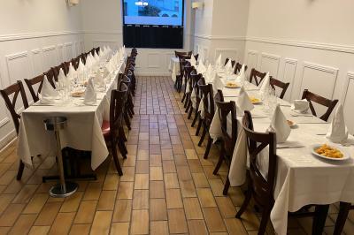 Miniature Salle de 15 à 45 personnes Canapé doré et blanc décoré, entouré de palmiers, de cadeaux emballés et éclairé par des lumières tamisées.