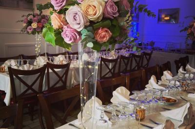 Miniature Salle de 15 à 45 personnes Canapé doré et blanc décoré, entouré de palmiers, de cadeaux emballés et éclairé par des lumières tamisées.