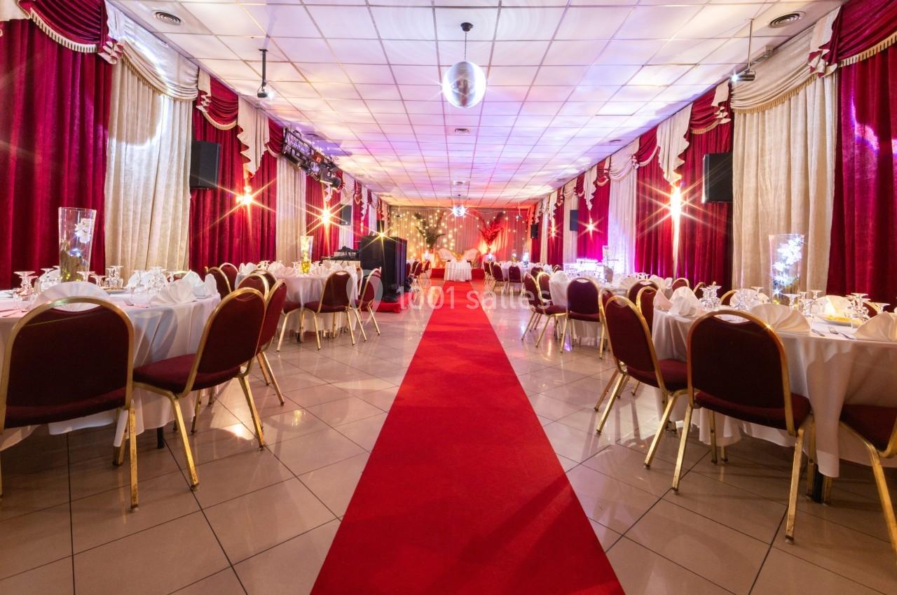 Salle de réception jusqu’à 120 personnes avec coin des mariés, piste de danse, loge des mariés 