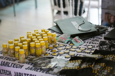 Miniature Location salle Le Coudray-Montceaux (Essonne) - Le Yacht Club du Coudray-Montceaux #14 Des échantillons de boissons, badges et sacs promotionnels disposés sur une table lors d'un événement.