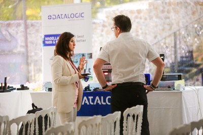 Miniature Location salle Le Coudray-Montceaux (Essonne) - Le Yacht Club du Coudray-Montceaux #5 Des échantillons de boissons, badges et sacs promotionnels disposés sur une table lors d'un événement.
