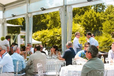 Miniature Location salle Le Coudray-Montceaux (Essonne) - Le Yacht Club du Coudray-Montceaux #7 Des échantillons de boissons, badges et sacs promotionnels disposés sur une table lors d'un événement.
