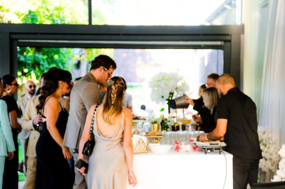 Plateau de verrines et bouchées variées disposées sur une table lors d'un événement en extérieur.