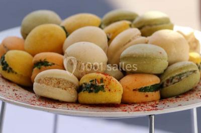 Miniature Location salle Arbonne-la-Forêt (Seine-et-Marne) - Le Domaine du Rocher #20 Allée gravillonnée bordée de verdure et de plantes, menant à une entrée avec des arches blanches sous un ciel dégagé.