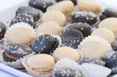 Miniature Location salle Arbonne-la-Forêt (Seine-et-Marne) - Le Domaine du Rocher #21 Allée gravillonnée bordée de verdure et de plantes, menant à une entrée avec des arches blanches sous un ciel dégagé.