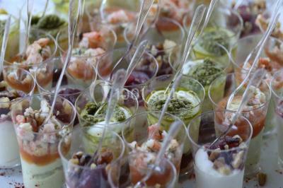 Miniature Location salle Arbonne-la-Forêt (Seine-et-Marne) - Le Domaine du Rocher #19 Allée gravillonnée bordée de verdure et de plantes, menant à une entrée avec des arches blanches sous un ciel dégagé.