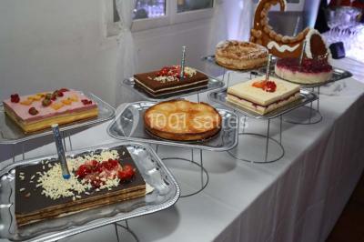 Miniature Location salle Arbonne-la-Forêt (Seine-et-Marne) - Le Domaine du Rocher #13 Allée gravillonnée bordée de verdure et de plantes, menant à une entrée avec des arches blanches sous un ciel dégagé.