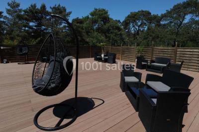 Miniature Location salle Arbonne-la-Forêt (Seine-et-Marne) - Le Domaine du Rocher #16 Allée gravillonnée bordée de verdure et de plantes, menant à une entrée avec des arches blanches sous un ciel dégagé.