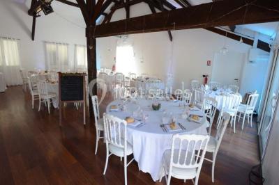 Miniature Location salle Arbonne-la-Forêt (Seine-et-Marne) - Le Domaine du Rocher #11 Allée gravillonnée bordée de verdure et de plantes, menant à une entrée avec des arches blanches sous un ciel dégagé.