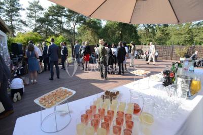 Miniature Location salle Arbonne-la-Forêt (Seine-et-Marne) - Le Domaine du Rocher #18 Allée gravillonnée bordée de verdure et de plantes, menant à une entrée avec des arches blanches sous un ciel dégagé.