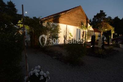 Miniature Location salle Arbonne-la-Forêt (Seine-et-Marne) - Le Domaine du Rocher #14 Allée gravillonnée bordée de verdure et de plantes, menant à une entrée avec des arches blanches sous un ciel dégagé.