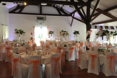 Miniature Location salle Arbonne-la-Forêt (Seine-et-Marne) - Le Domaine du Rocher #5 Allée gravillonnée bordée de verdure et de plantes, menant à une entrée avec des arches blanches sous un ciel dégagé.