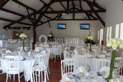 Miniature Location salle Arbonne-la-Forêt (Seine-et-Marne) - Le Domaine du Rocher #12 Allée gravillonnée bordée de verdure et de plantes, menant à une entrée avec des arches blanches sous un ciel dégagé.