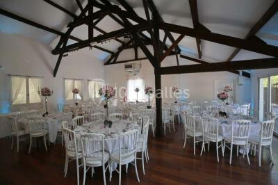 Miniature Location salle Arbonne-la-Forêt (Seine-et-Marne) - Le Domaine du Rocher #6 Allée gravillonnée bordée de verdure et de plantes, menant à une entrée avec des arches blanches sous un ciel dégagé.