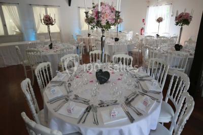 Miniature Location salle Arbonne-la-Forêt (Seine-et-Marne) - Le Domaine du Rocher #4 Allée gravillonnée bordée de verdure et de plantes, menant à une entrée avec des arches blanches sous un ciel dégagé.