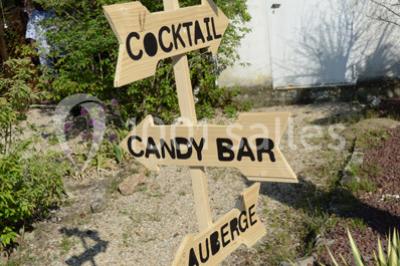 Miniature Location salle Arbonne-la-Forêt (Seine-et-Marne) - Le Domaine du Rocher #10 Allée gravillonnée bordée de verdure et de plantes, menant à une entrée avec des arches blanches sous un ciel dégagé.