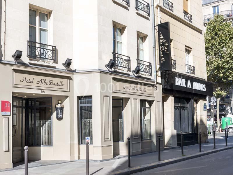 Façade de l'Hôtel Alte Bastille et d'un bar voisin dans une rue calme bordée de bâtiments parisiens.