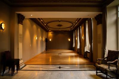 Miniature Location salle Assesse (Province de Namur) - Château Vivier l’Agneau et La Grange #3 Table élégamment dressée avec nappes blanches, centre de table floral et verres disposés pour un événement formel.