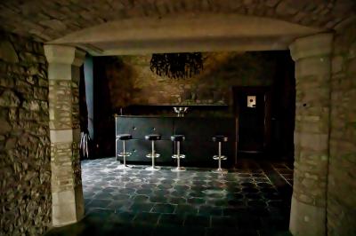 Miniature Location salle Assesse (Province de Namur) - Château Vivier l’Agneau et La Grange #5 Table élégamment dressée avec nappes blanches, centre de table floral et verres disposés pour un événement formel.