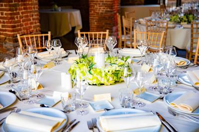 Miniature Location salle Assesse (Province de Namur) - Château Vivier l’Agneau et La Grange #6 Table élégamment dressée avec nappes blanches, centre de table floral et verres disposés pour un événement formel.